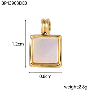 Dettaglio del ciondolo quadrato in acciaio dorato con madreperla, misura 1,2 cm x 0,8 cm