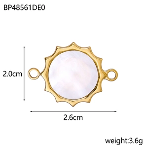 Dettaglio del ciondolo a sole dorato da 2,0 cm con inserto in madreperla bianca