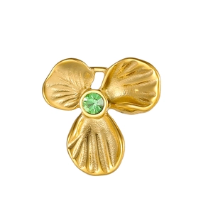 Dettaglio del ciondolo a fiore placcato oro 18K con zirconia cubica verde