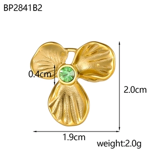 Ciondolo a fiore 3D dorato con zircone verde e dimensioni mostrate di 2,0 cm