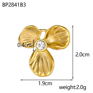 Dettaglio di un ciondolo a fiore dorato da 2cm con strass centrale e misure