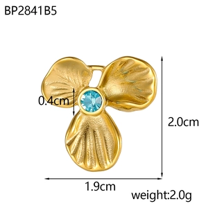 Ciondolo a fiore in oro vintage con zircone blu e misure su sfondo bianco