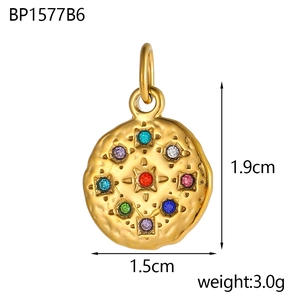 Ciondolo boho dorato con zirconi colorati e trama martellata, altezza 1,9 cm