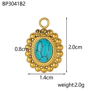 Macro del ciondolo vintage in oro e turchese con dettagliate trame boho perlate