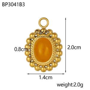 Ciondolo ovale dorato con pietra ambra e bordi perlati incluse dimensioni 2.0x1.4cm