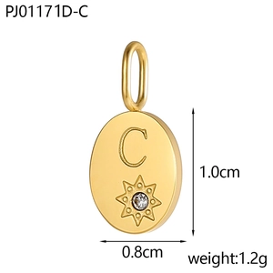Makroaufnahme des 1,0cm ovalen Goldanhängers mit Buchstabe C und Zirkonia-Blume