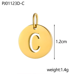 Dettaglio del ciondolo tondo con lettera C traforata in oro da 1,2 cm e peso di 1,4 g