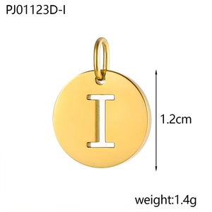 Dettaglio ciondolo lettera I in acciaio inossidabile da 1,2 cm con dimensioni e peso