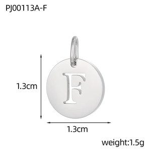 Dettaglio dimensioni di un ciondolo rotondo in acciaio inossidabile da 1,3 cm con lettera F