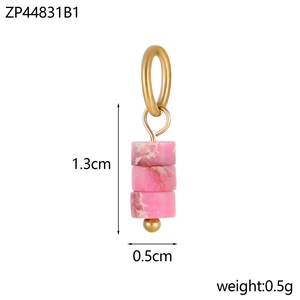 Dettaglio pendente cilindrico in pietra naturale rosa con misure di 1,3 cm x 0,5 cm