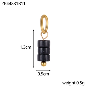 Dettaglio delle dimensioni dell'anello dorato da 1,3 cm con tre perline nere