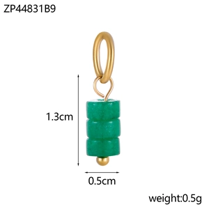 Vista dettagliata di un ciondolo a cilindro in pietra verde di 1,3 cm x 0,5 cm con finitura oro