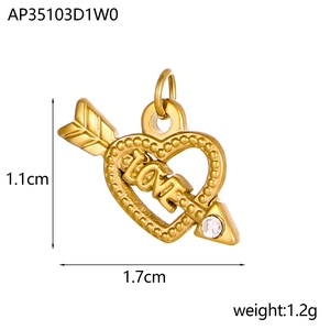 Vista detallada de colgante de corazón y flecha bañada en oro 18K con grabado LOVE