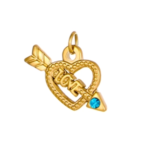 Detalle de colgante de corazón de Cupido dorado con texto LOVE y punta de flecha azul