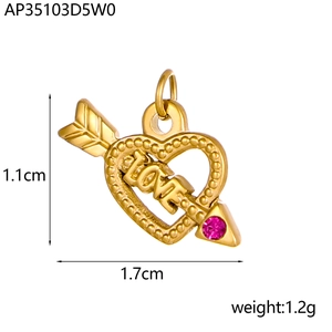 Detalle de colgante corazón con flecha dorada con grabado LOVE y gema rosa brillante