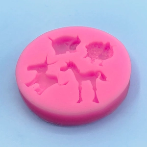 Moule en silicone rose avec formes d'animaux pour chocolat fondant et pâtisserie