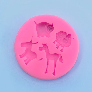 Détail du moule en silicone rose avec 4 formes d'animaux mignons pour pâtisserie