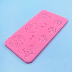 Rosa Silikonform mit Herz-, Schmetterlings- und Spitzenmustern für DIY Tortendeko
