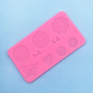 Makro-Detail einer rosa Silikonform mit geprägten Blumen-, Schmetterlings- und Herzmustern