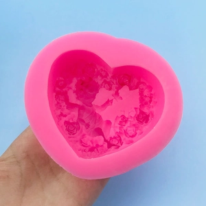 Moule en silicone rose en forme de cœur avec relief floral de rose pour savon et gâteau