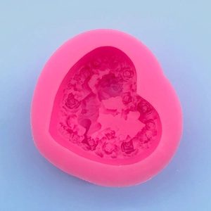 Moule détaillé en silicone rose en forme de cœur avec motifs de roses pour savon artisanal