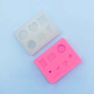 Détail de moules en silicone rose et blanc avec formes de cœur pour pâtisserie et DIY