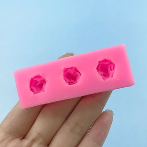 Rosa Silikonform mit drei Rosenblütenformen zum Backen und für Schokoladenkreationen