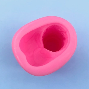 Vista dettagliata dello stampo in silicone rosa con superficie liscia per resina e gesso