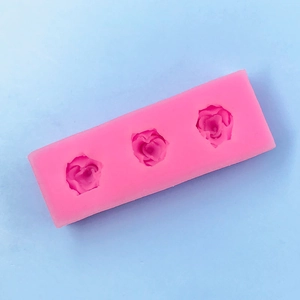 Detailansicht der rosa Silikonform mit drei 3D-Rosen-Hohlräumen für Fondant-Backen