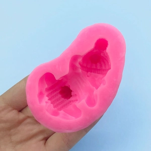 Rosa Silikonform für Mousse oder Fondant mit schlafendem Baby und strukturierter Mütze