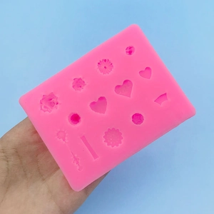 Moule en silicone rose avec formes de rose et cœur pour chocolat et pâtisserie