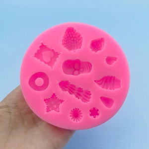 Moule en silicone rose avec formes de cœur et crâne pour chocolat, fondant et artisanat