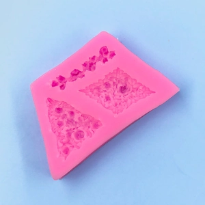 Vue détaillée du moule en silicone rose avec motifs floraux et géométriques pour pâtisserie