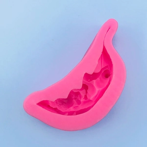 Details der rosa Silikonform in Mondsichelform mit Federstruktur für DIY-Bastelarbeiten