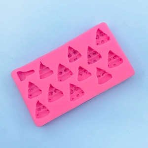 Dettaglio di uno stampo in silicone rosa a 12 cavità per decorazioni di torte