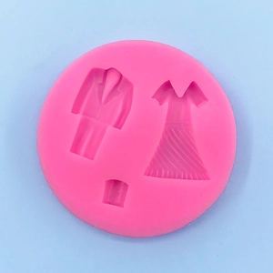 Detailansicht der rosa Silikonform mit Motiven von Hochzeitskleid und Smokinganzug