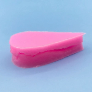 Moule en silicone rose en forme de larme pour fondant et savon sur fond bleu