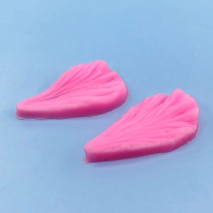 Vue détaillée des moules à pétales en silicone rose avec texture de nervures de feuilles