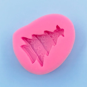 Dettaglio dello stampo in silicone rosa a forma di albero di Natale con trama interna