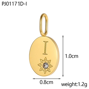 Detailansicht eines 14K vergoldeten ovalen Anhängers mit Buchstabe I und Zirkon-Stern-Design