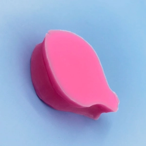 Rosafarbene Blatt-Silikonform für Fondant-Dekoration auf hellblauem Hintergrund