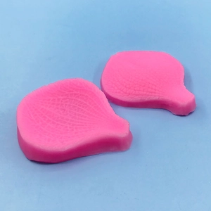 Detailansicht der rosa Silikonformen mit realistischer Blattadertextur für Fondant