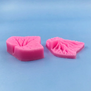 Détails macro des moules en silicone rose à texture de nervures pour décor de fondant DIY
