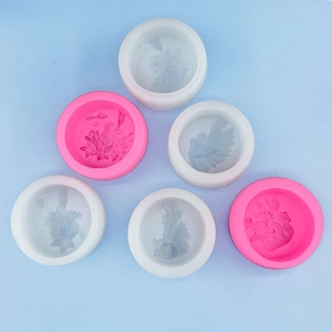 Vue macro de moules en silicone souples pour bricolage avec motifs de fleurs et papillons