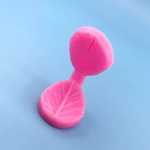 Dettaglio macro dello stampo in silicone rosa con venature di foglie per fondente