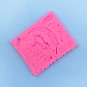 Detail van roze siliconen mal met verfijnde veer- en engelenvleugelreliëfs voor DIY-werk