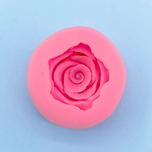 Dettaglio dello stampo in silicone rosa 3D a forma di rosa con trame di petali realistiche