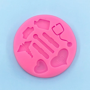 Vue détaillée du moule en silicone avec motifs médicaux comme stéthoscope et cœur
