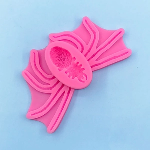 Detail der pinkfarbenen Spinnen-Silikonform mit Textur für DIY-Kuchendekorationen