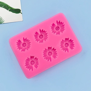 Détail du moule en silicone rose à 6 cavités en forme de marguerite pour le savon et le chocolat